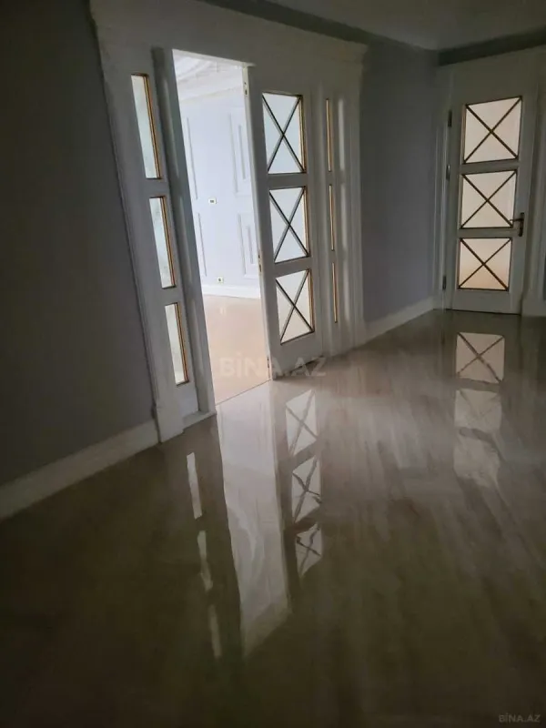 Satılır 4 otaqlı mənzil 240 m²