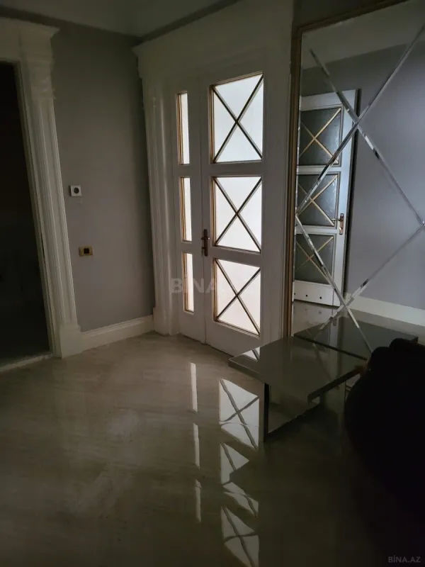 Satılır 4 otaqlı mənzil 240 m²