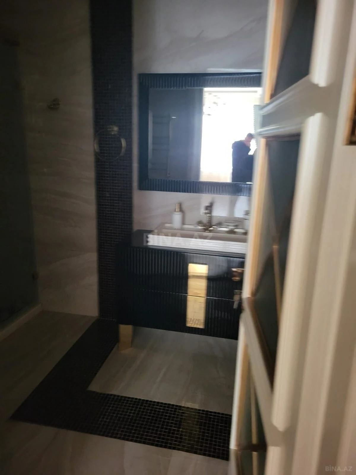 Satılır 4 otaqlı mənzil 240 m²