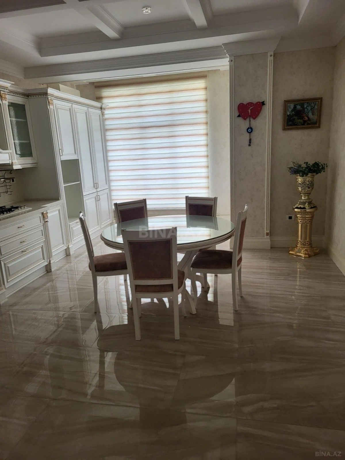 Satılır 4 otaqlı mənzil 240 m²