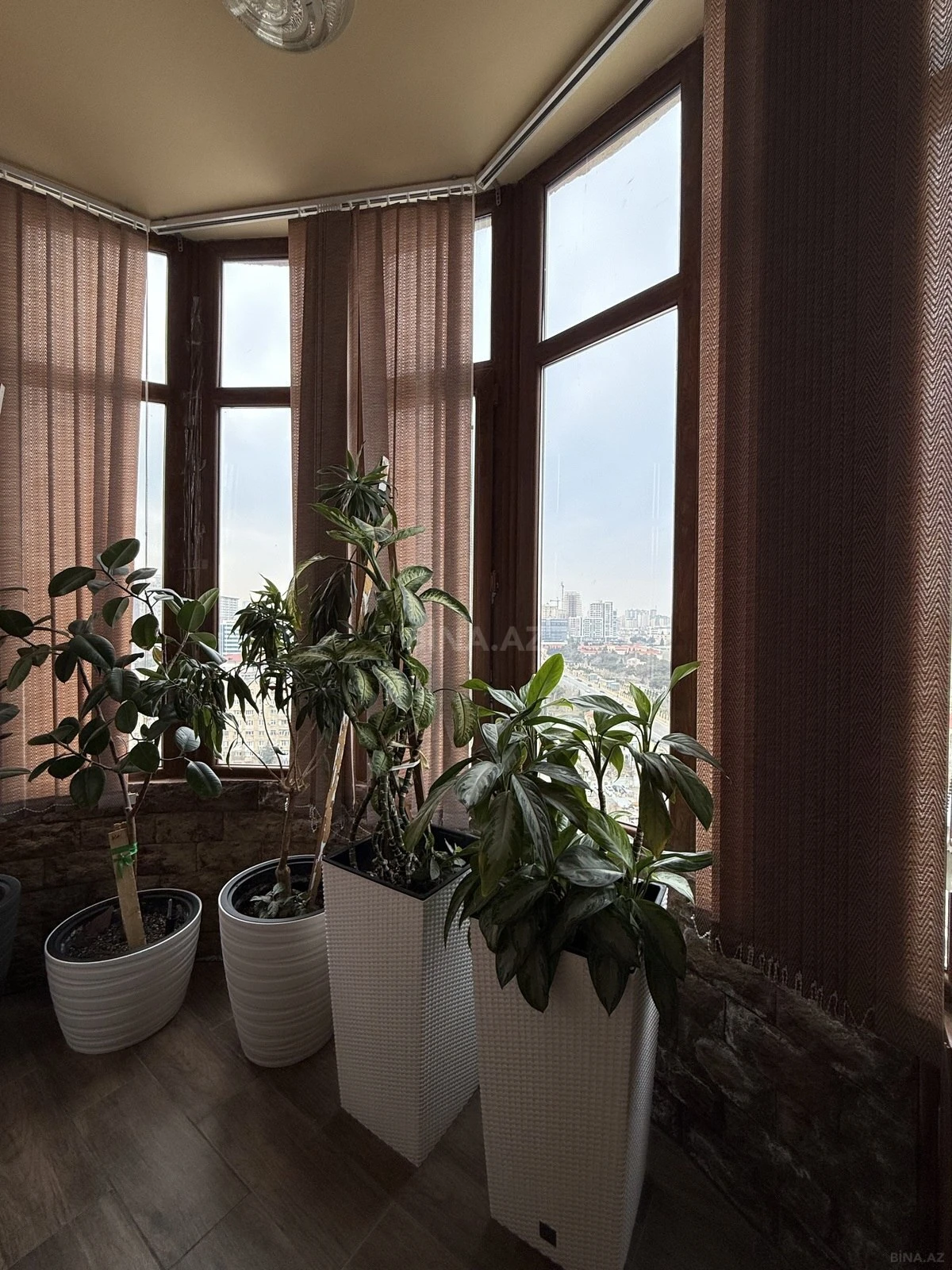 Satılır 3 otaqlı mənzil 147 m²