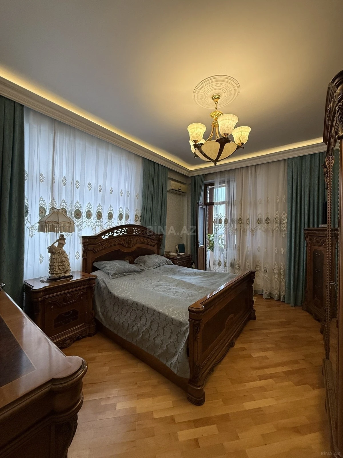 Satılır 3 otaqlı mənzil 147 m²