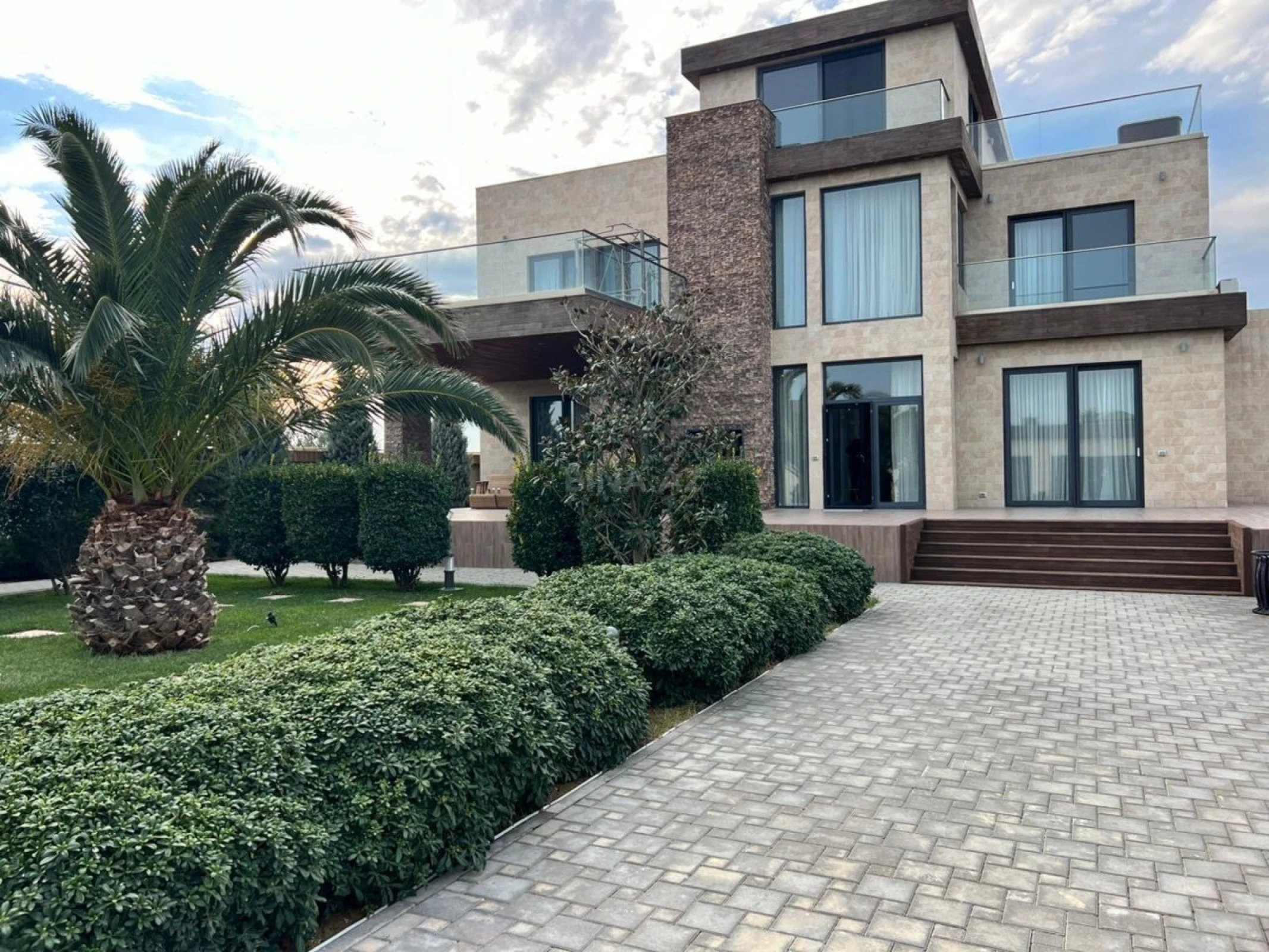 Kirayə verilir 6 otaqlı həyət evi 600 m²