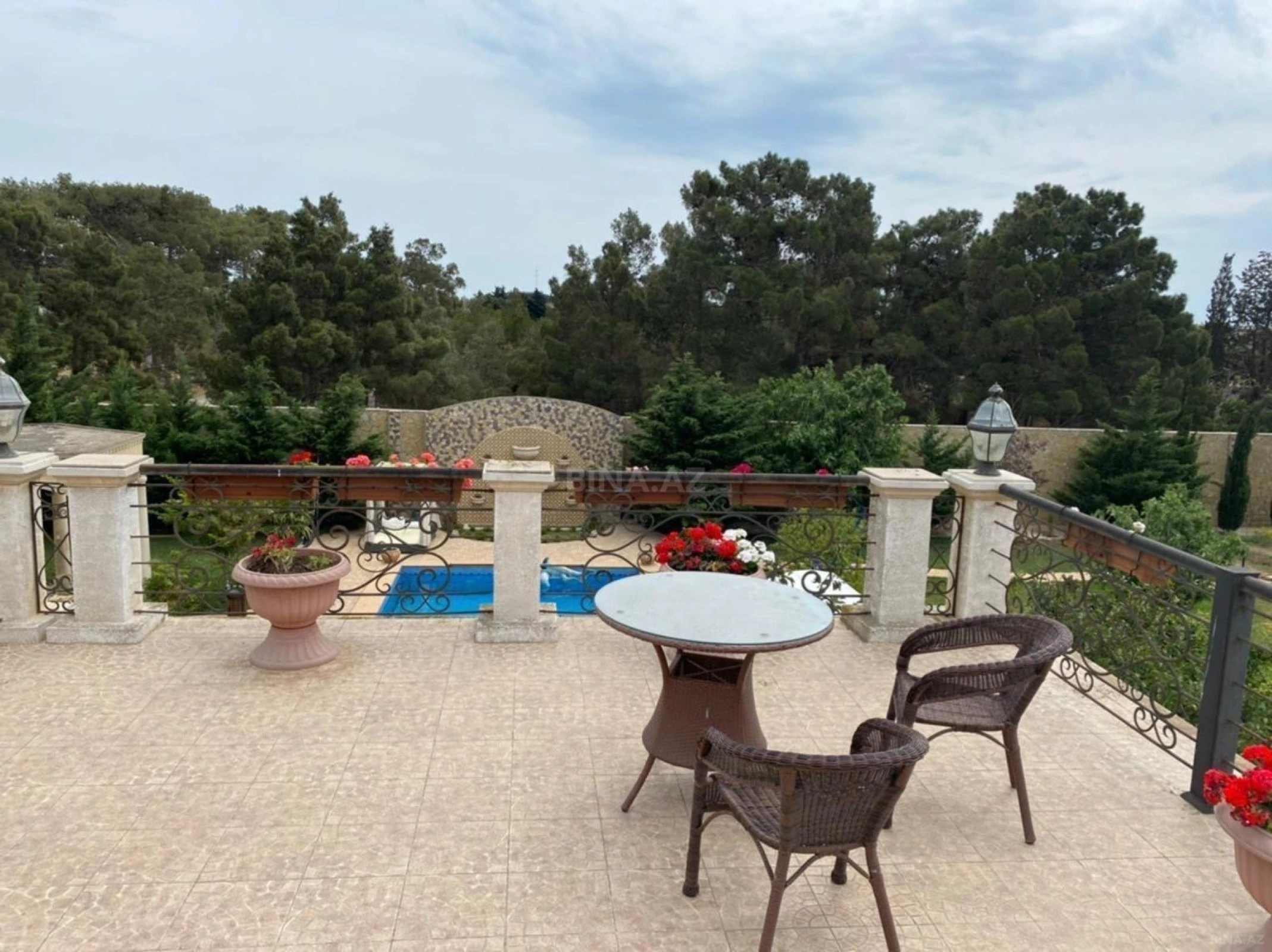 Kirayə verilir 6 otaqlı həyət evi 700 m²