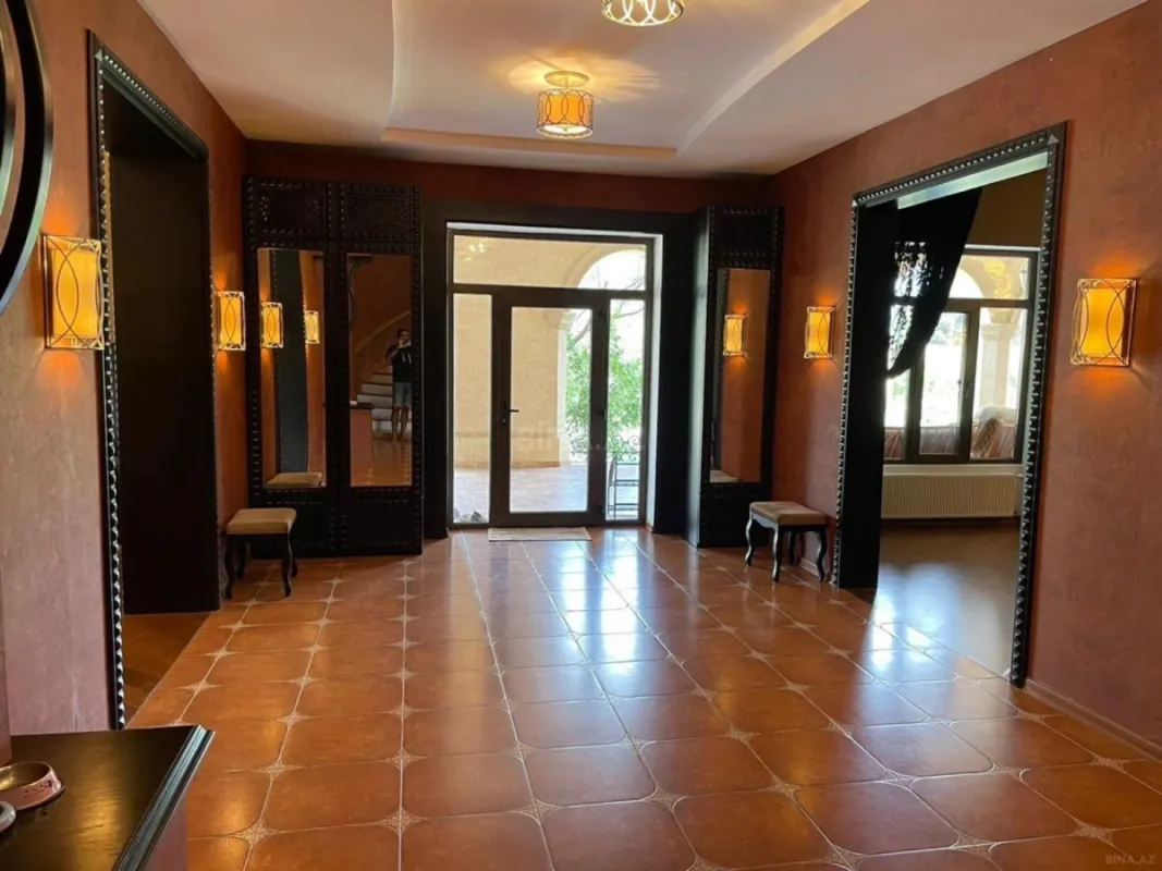 Kirayə verilir 6 otaqlı həyət evi 700 m²