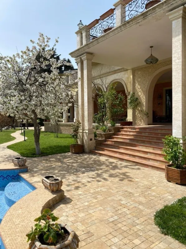 Kirayə verilir 6 otaqlı həyət evi 700 m²