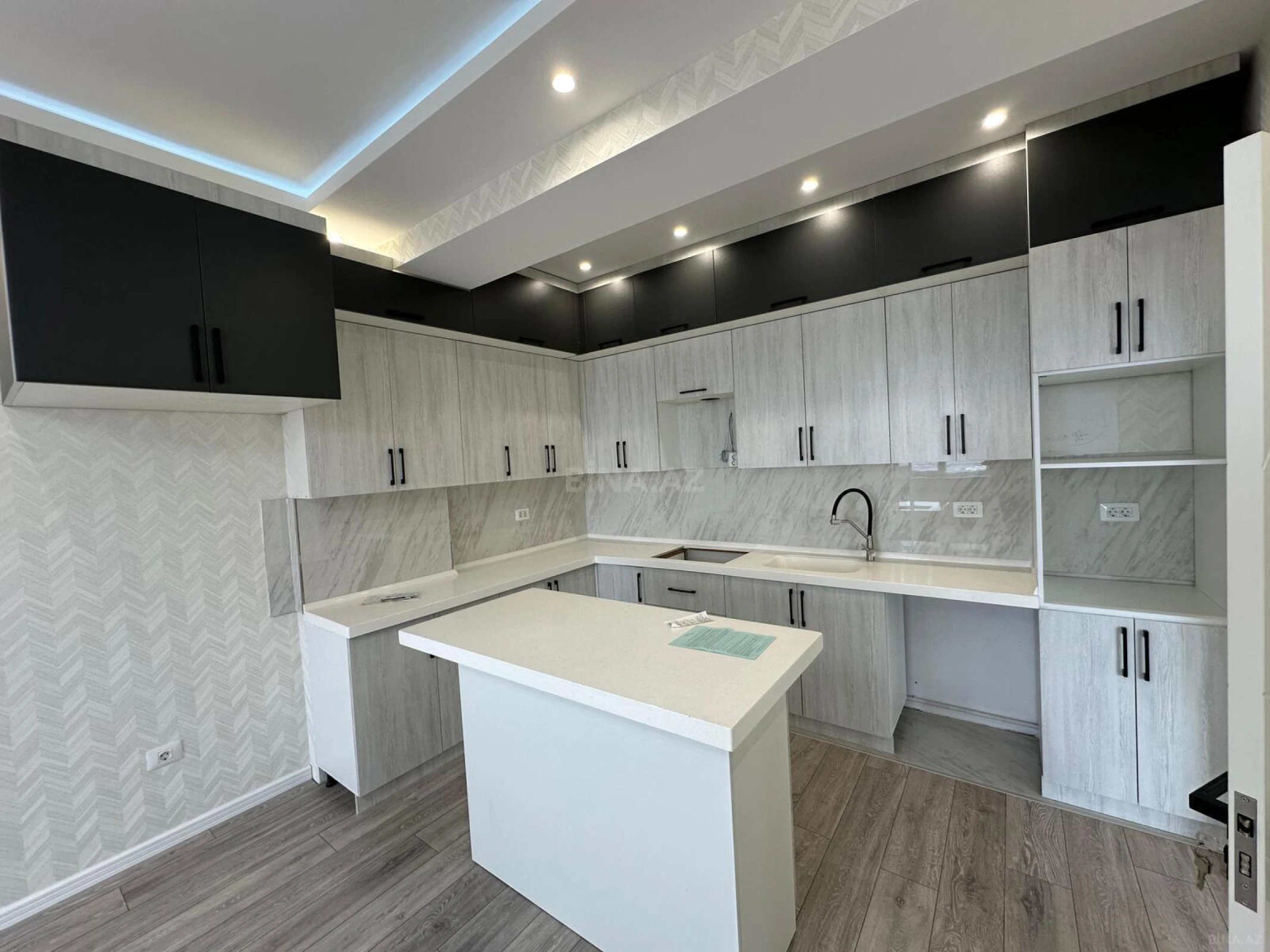 Satılır 4 otaqlı mənzil 181 m²