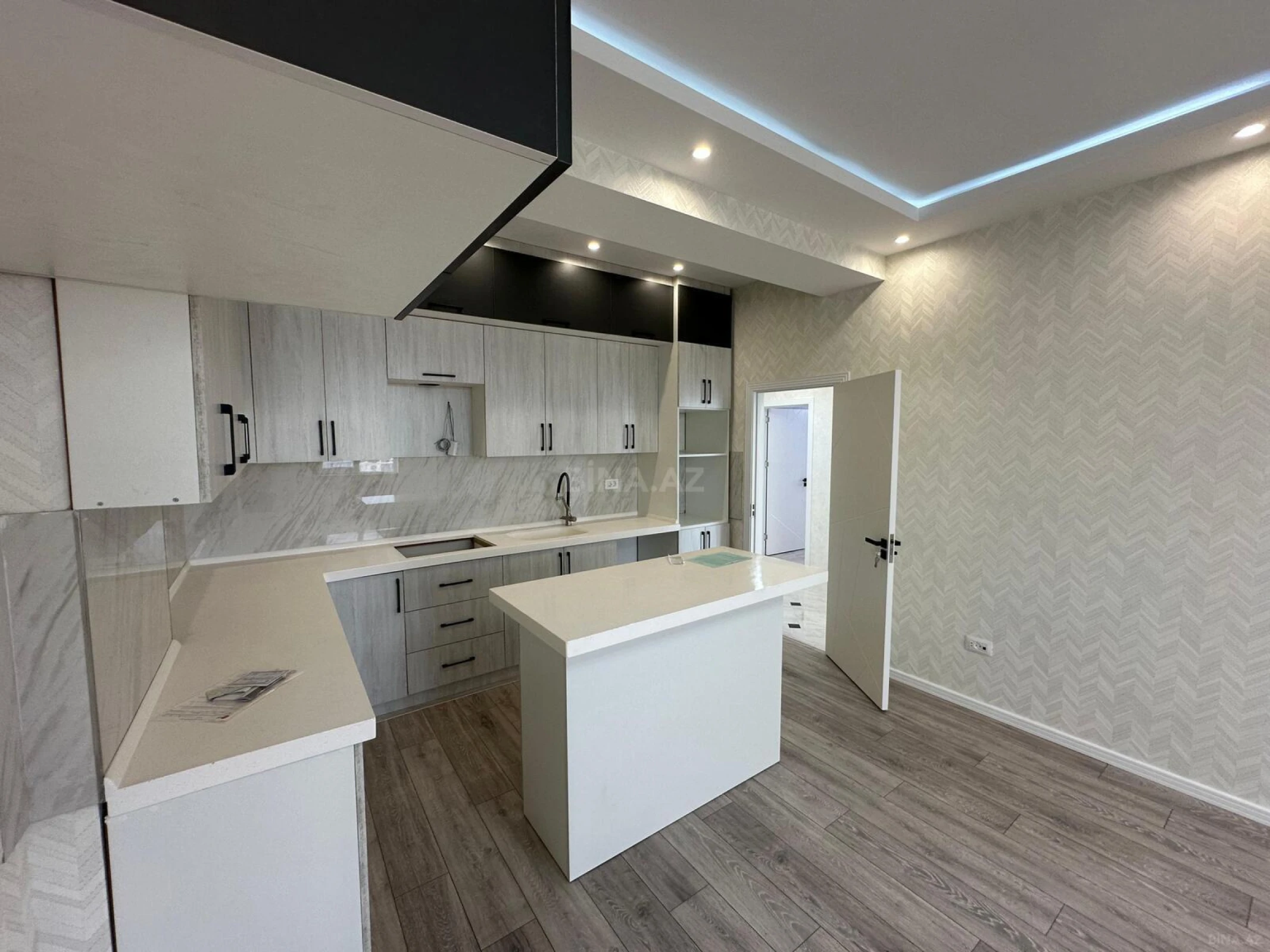 Satılır 4 otaqlı mənzil 181 m²