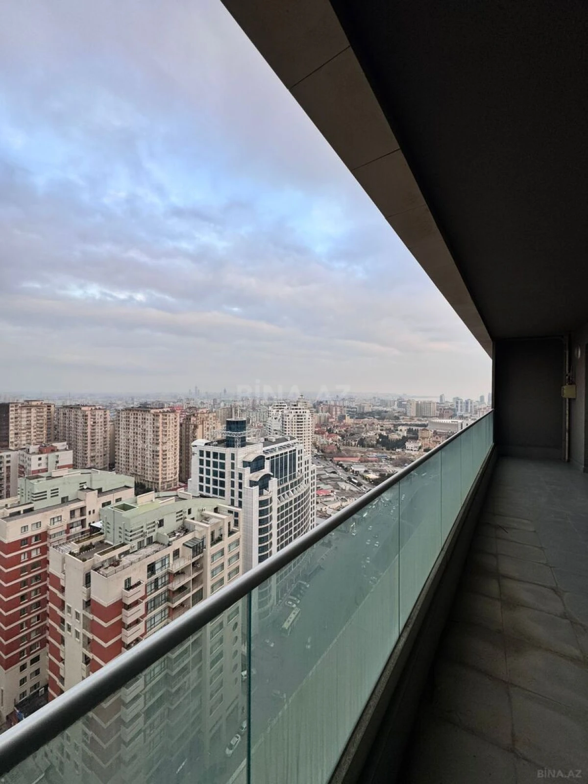 Satılır 3 otaqlı mənzil 148 m²