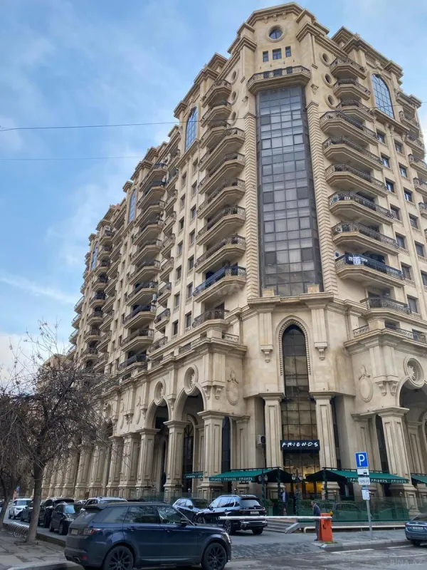 Satılır 4 otaqlı mənzil 240 m²