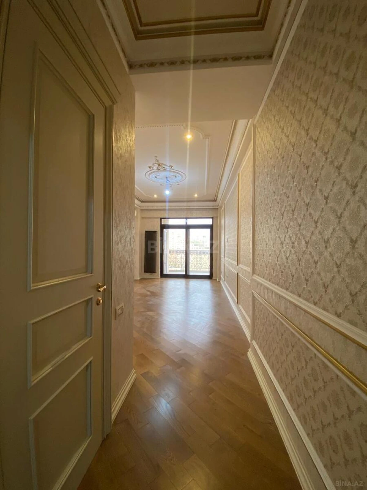 Satılır 4 otaqlı mənzil 240 m²