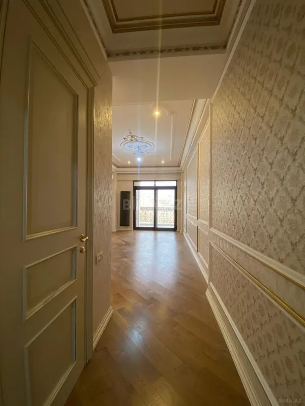 Satılır 4 otaqlı mənzil 240 m²