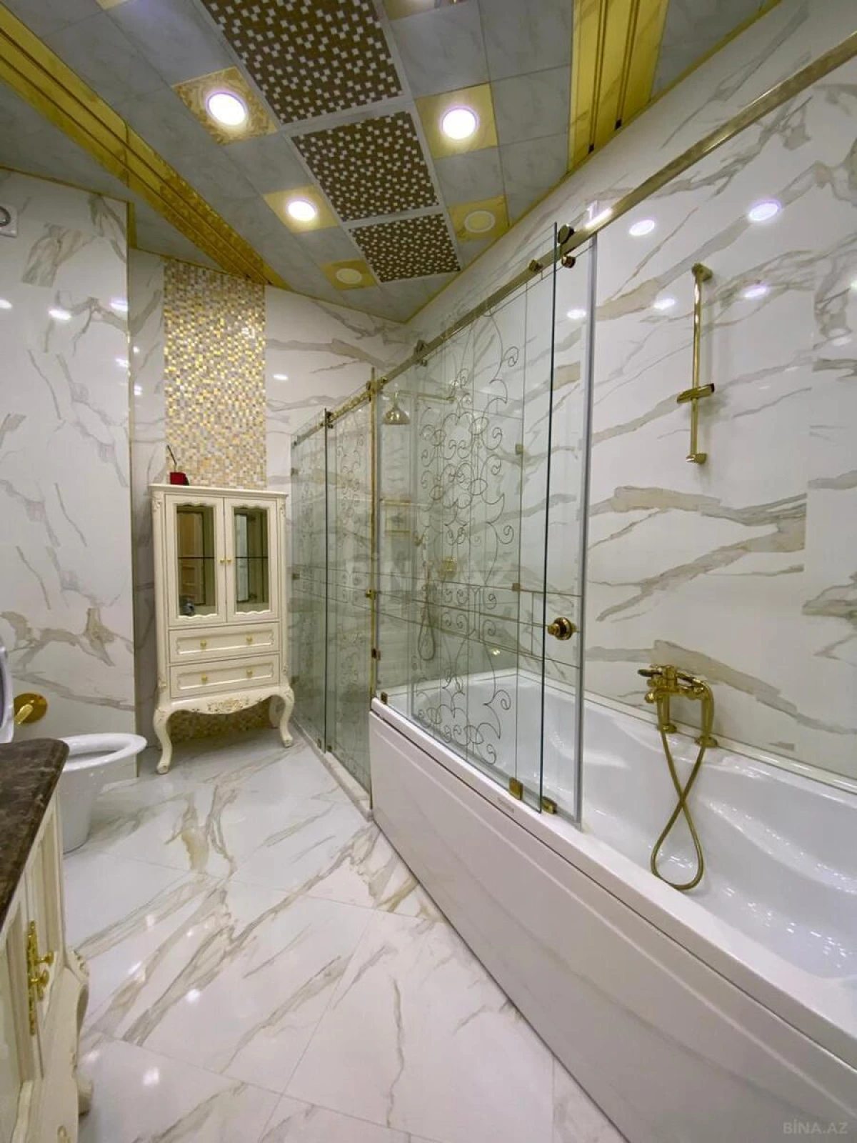 Satılır 4 otaqlı mənzil 240 m²