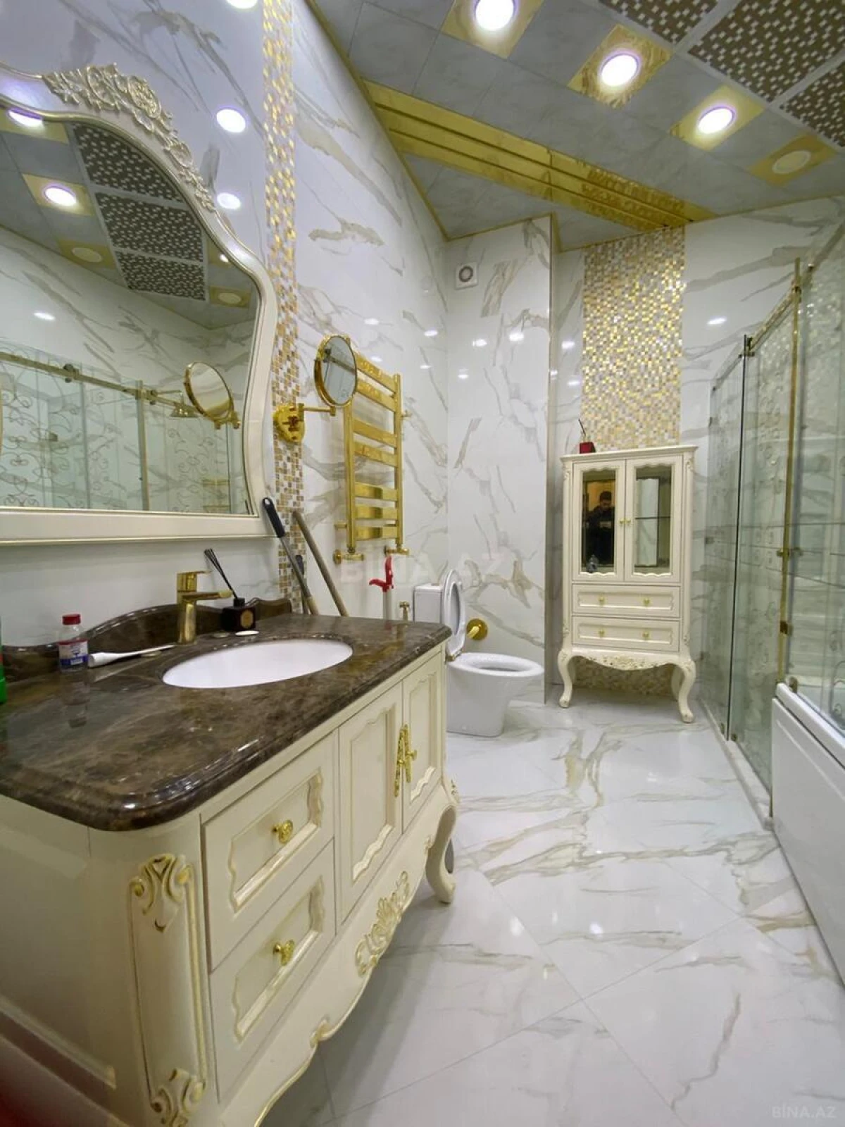 Satılır 4 otaqlı mənzil 240 m²