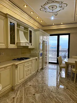 Satılır 4 otaqlı mənzil 240 m²