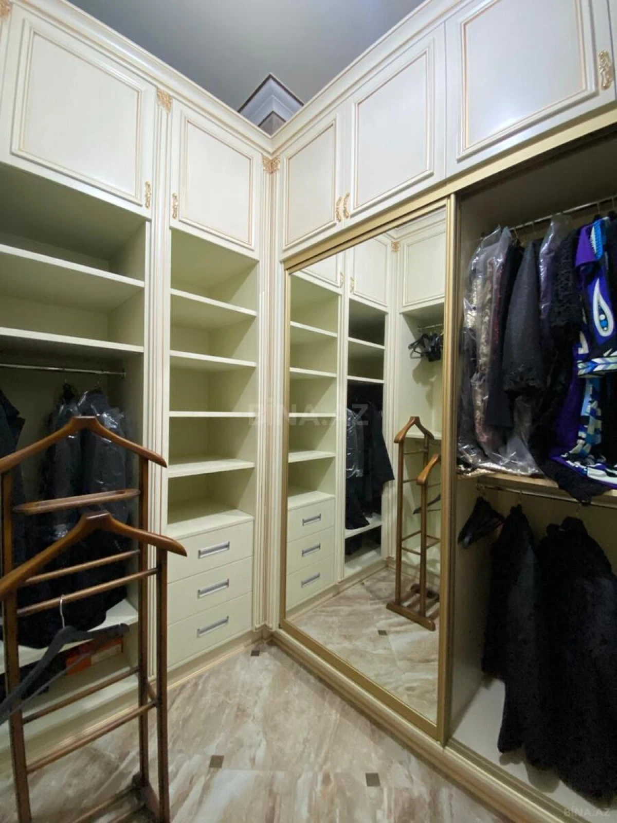 Satılır 4 otaqlı mənzil 240 m²