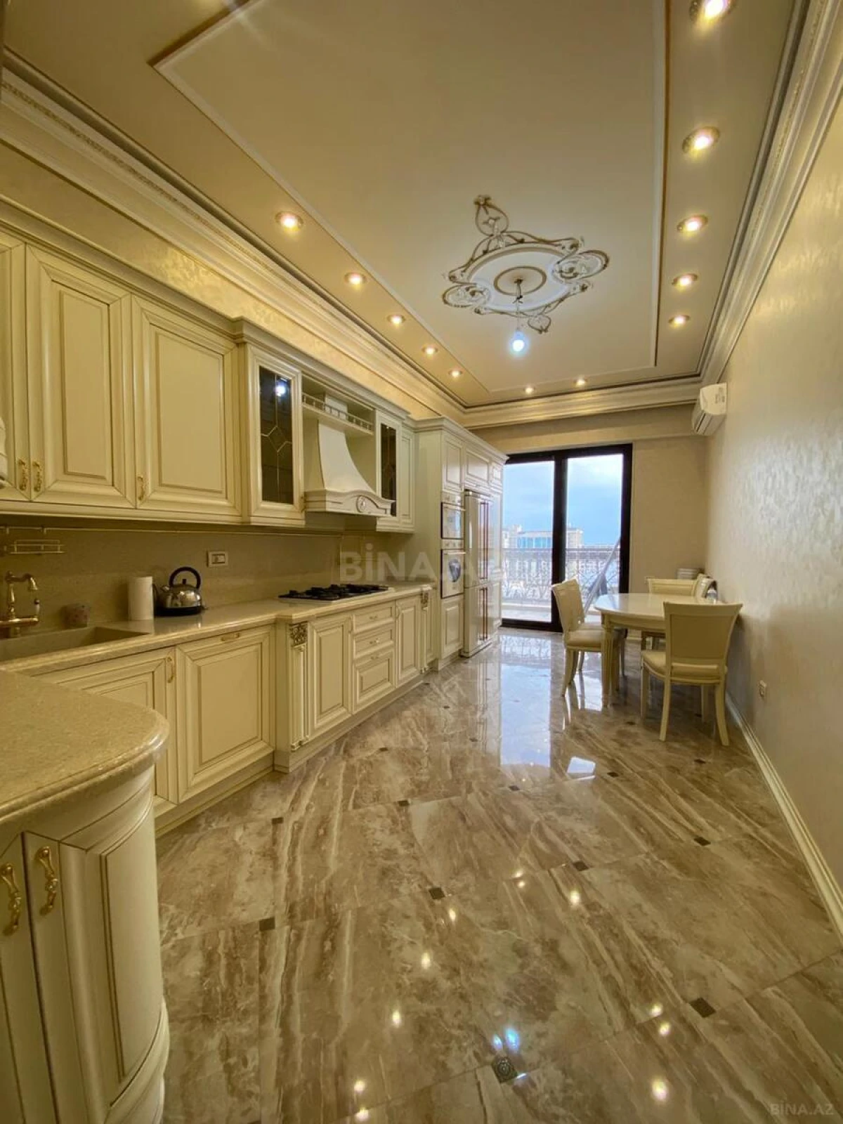 Satılır 4 otaqlı mənzil 240 m²