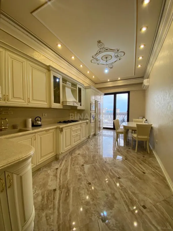 Satılır 4 otaqlı mənzil 240 m²