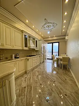 Satılır 4 otaqlı mənzil 240 m²