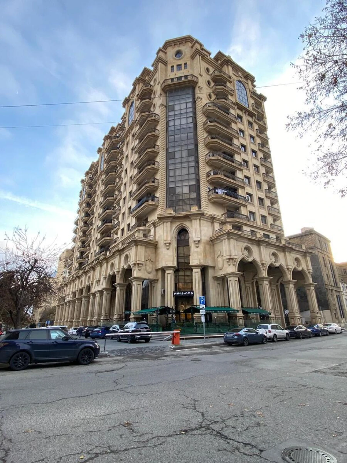 Satılır 4 otaqlı mənzil 240 m²