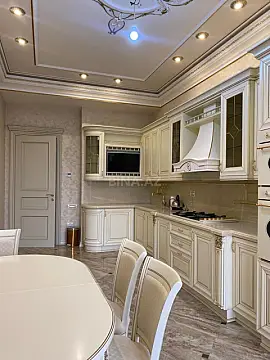 Satılır 4 otaqlı mənzil 240 m²