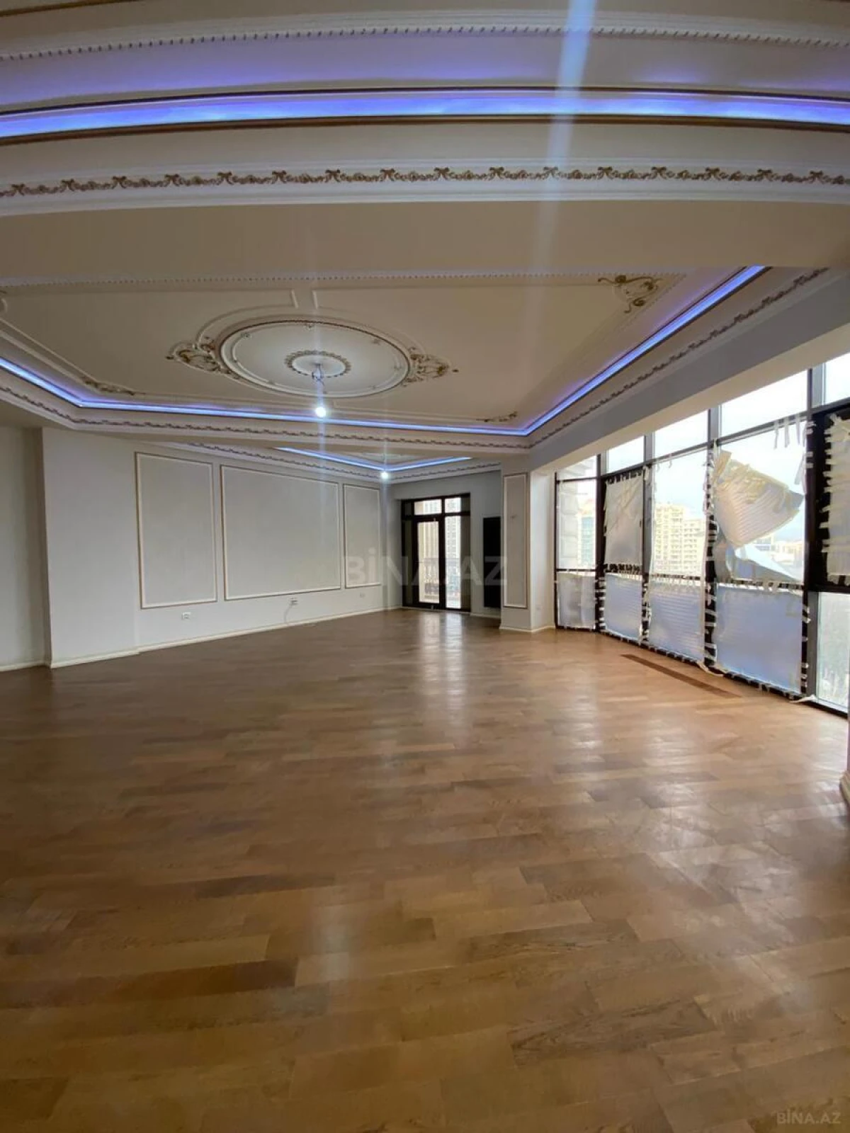 Satılır 4 otaqlı mənzil 240 m²