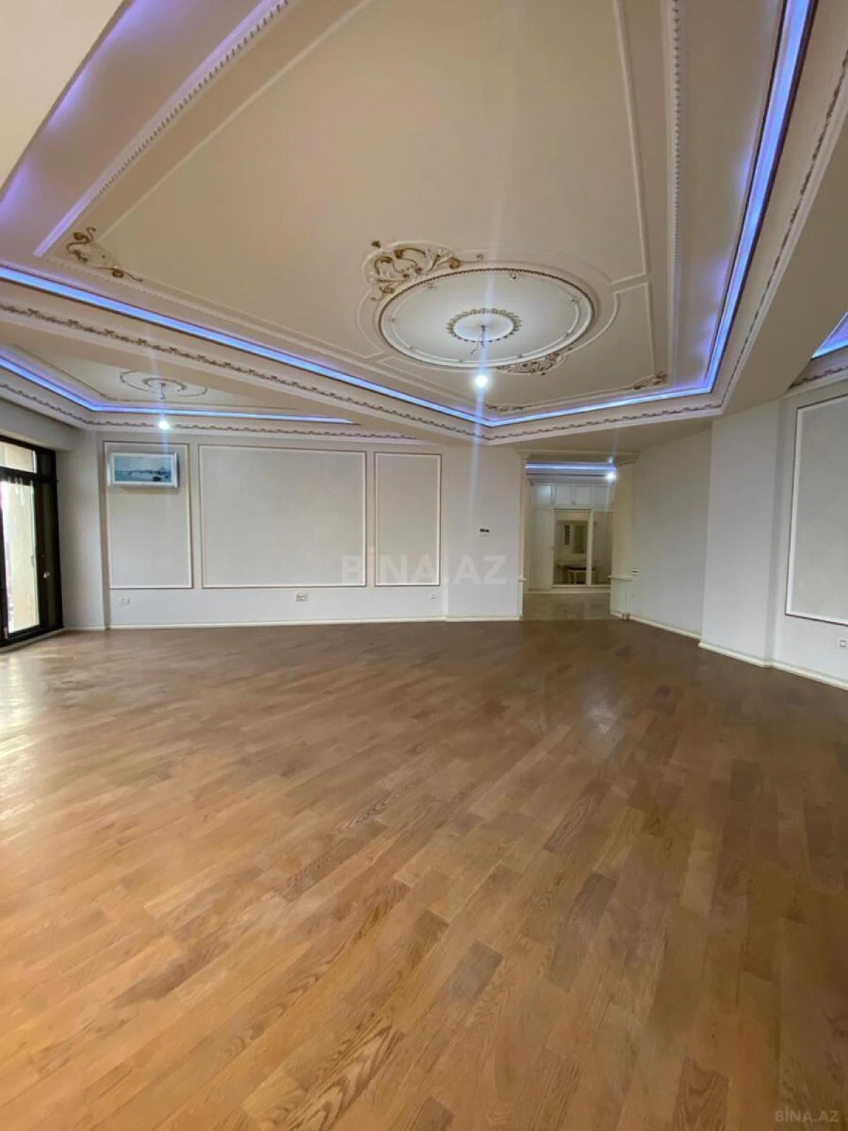 Satılır 4 otaqlı mənzil 240 m²