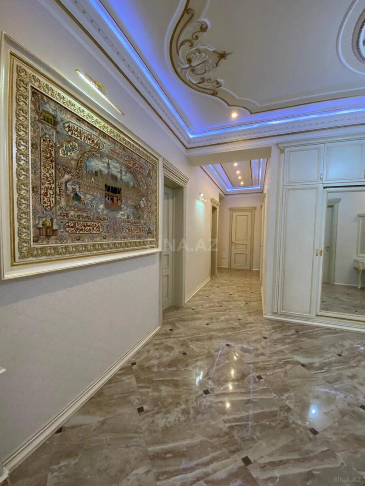 Satılır 4 otaqlı mənzil 240 m²