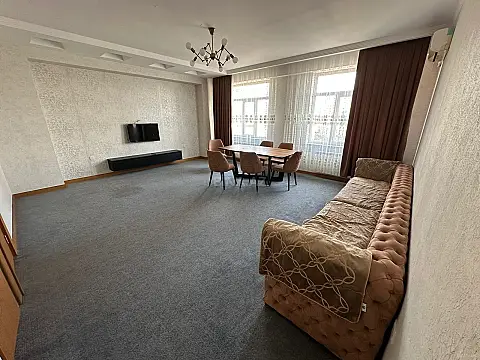 Kirayə verilir 3 otaqlı mənzil 131 m²