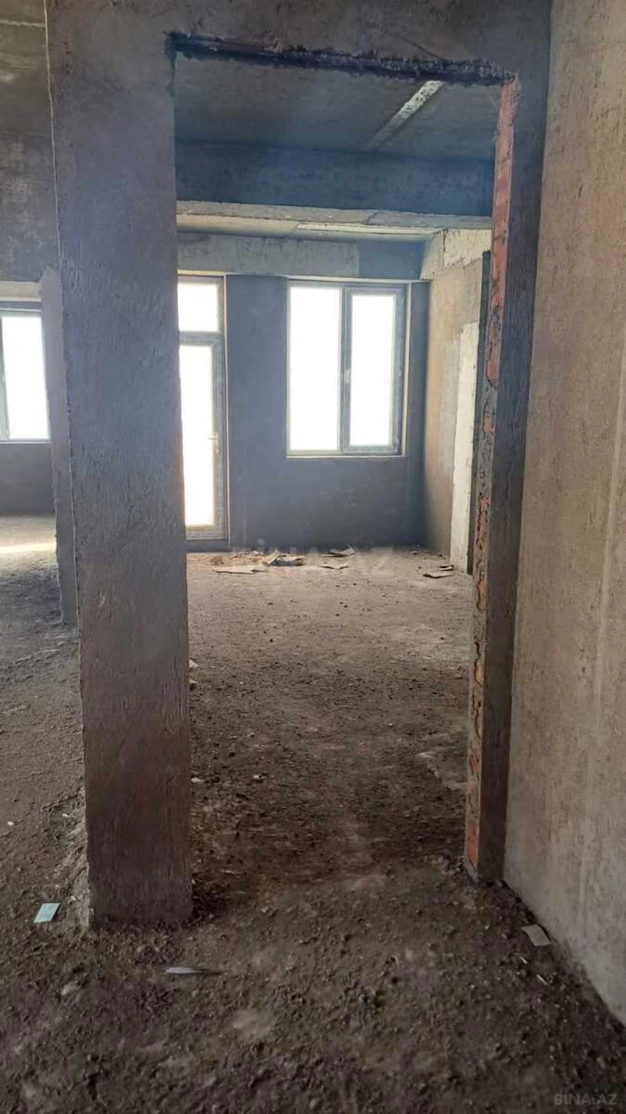 Satılır 4 otaqlı mənzil 141 m²