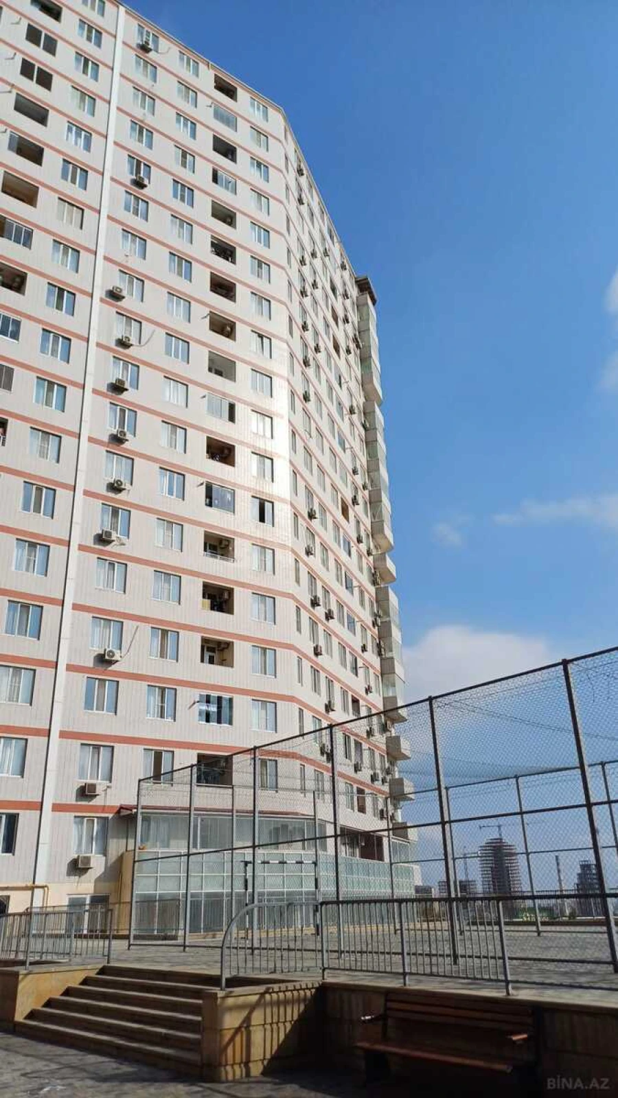 Satılır 4 otaqlı mənzil 141 m²