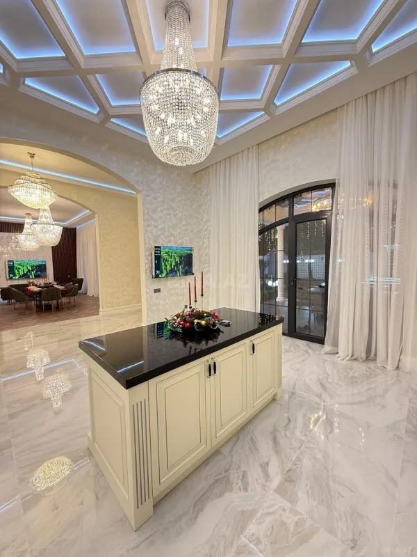 Satılır 5 otaqlı həyət evi 280 m²