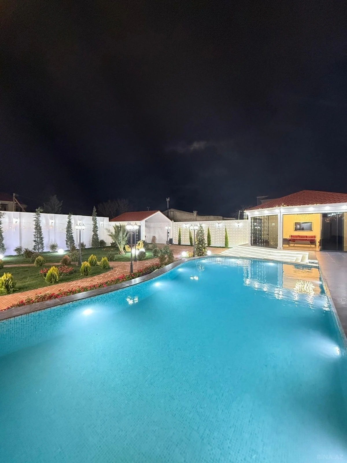 Satılır 5 otaqlı həyət evi 280 m²