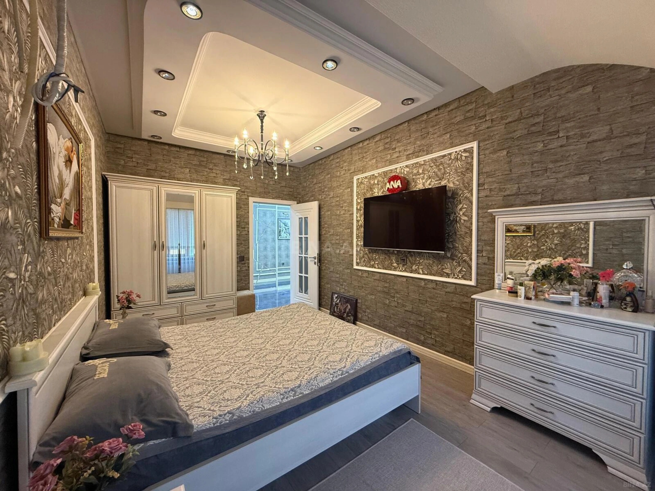 Satılır 4 otaqlı mənzil 144 m²