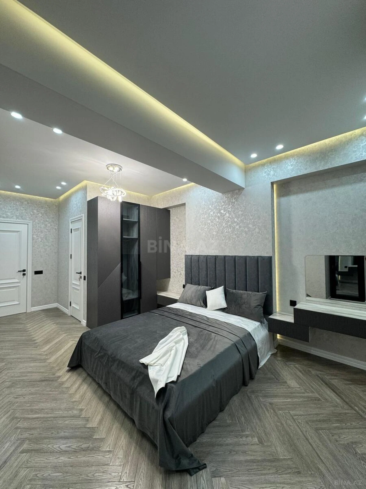 Satılır 4 otaqlı mənzil 165 m²