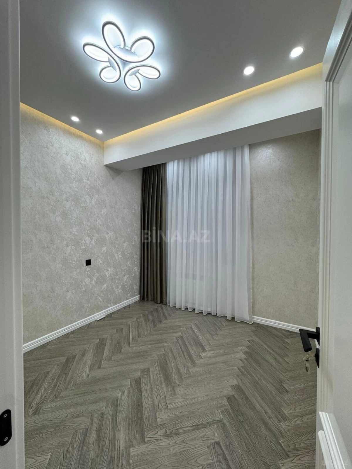 Satılır 4 otaqlı mənzil 165 m²