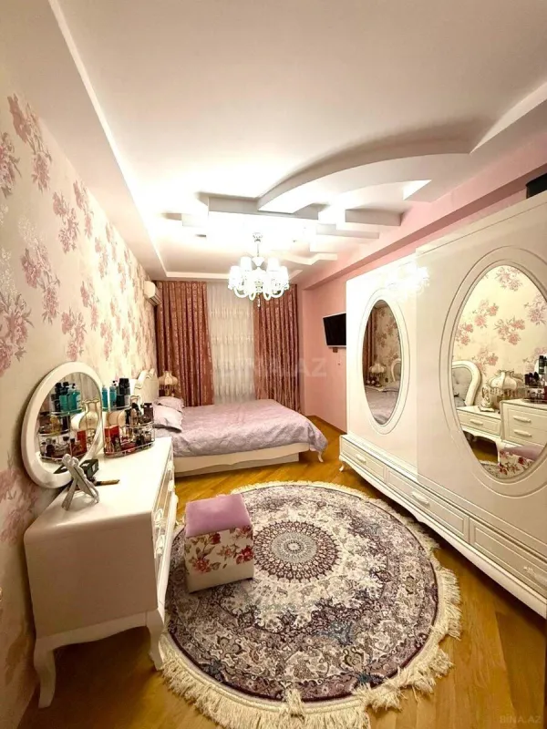 Satılır 3 otaqlı mənzil 135 m²