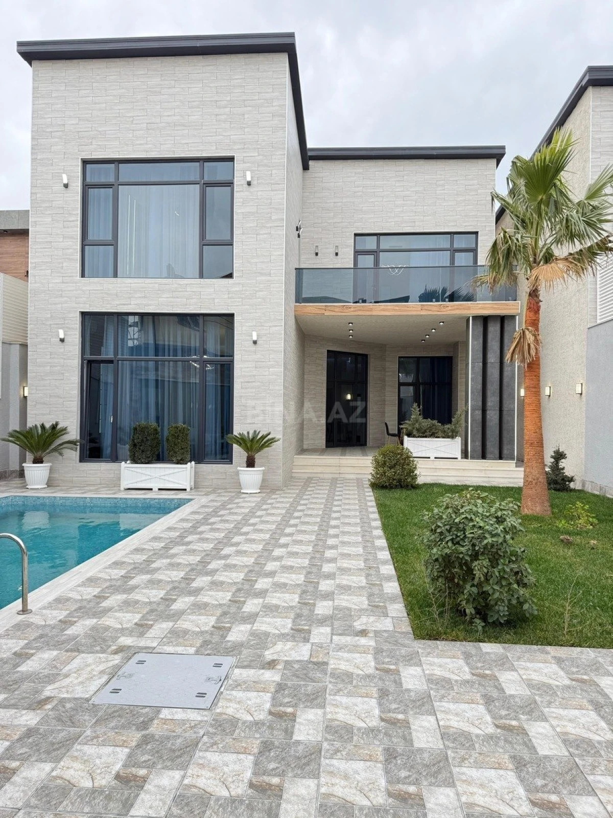 Satılır 5 otaqlı həyət evi 280 m²