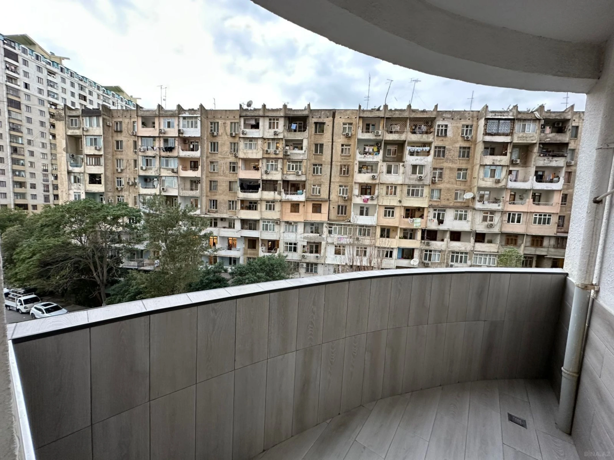 Satılır 3 otaqlı mənzil 122 m²