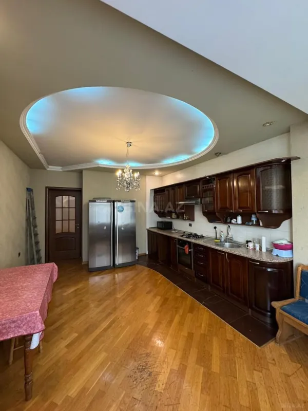 Satılır 3 otaqlı mənzil 165 m²