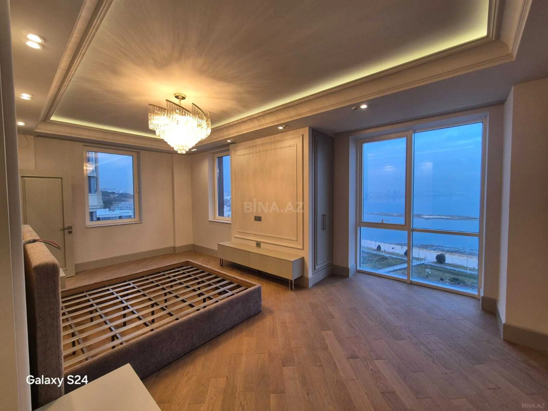 Satılır 4 otaqlı mənzil 224 m²