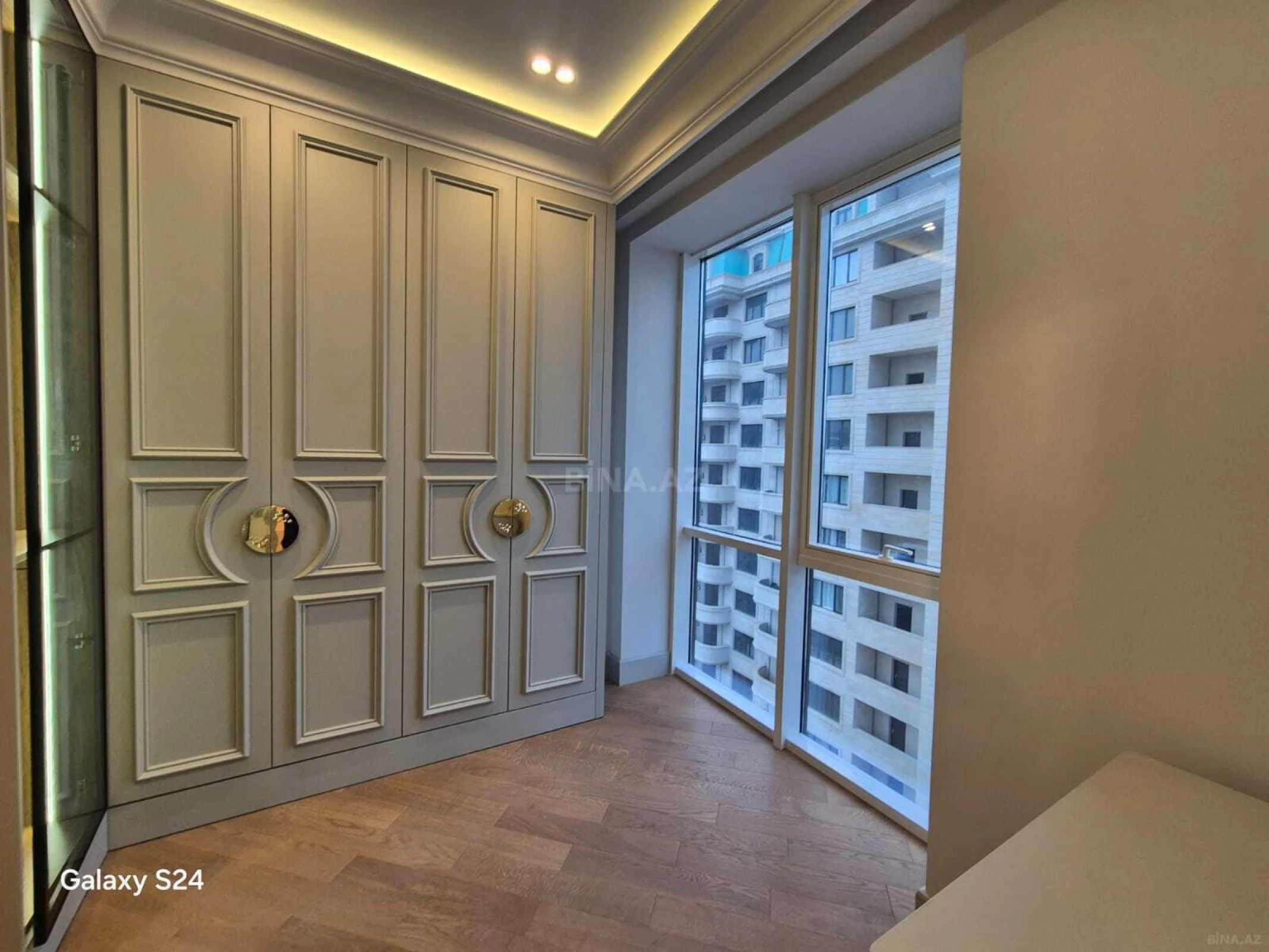 Satılır 4 otaqlı mənzil 224 m²
