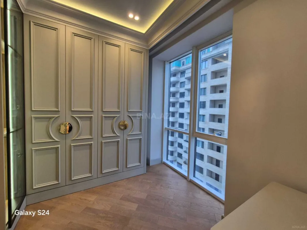 Satılır 4 otaqlı mənzil 224 m²
