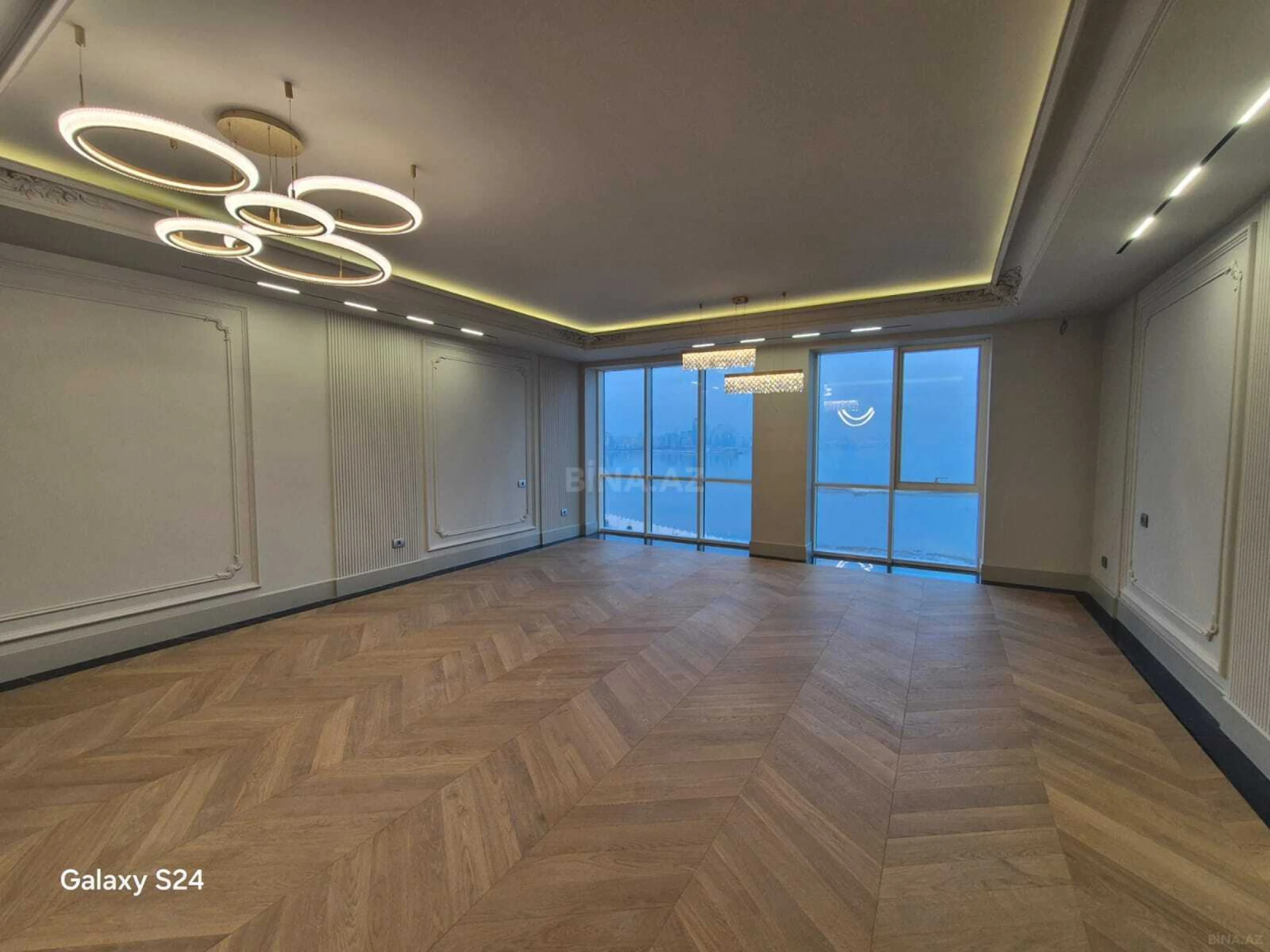 Satılır 4 otaqlı mənzil 224 m²