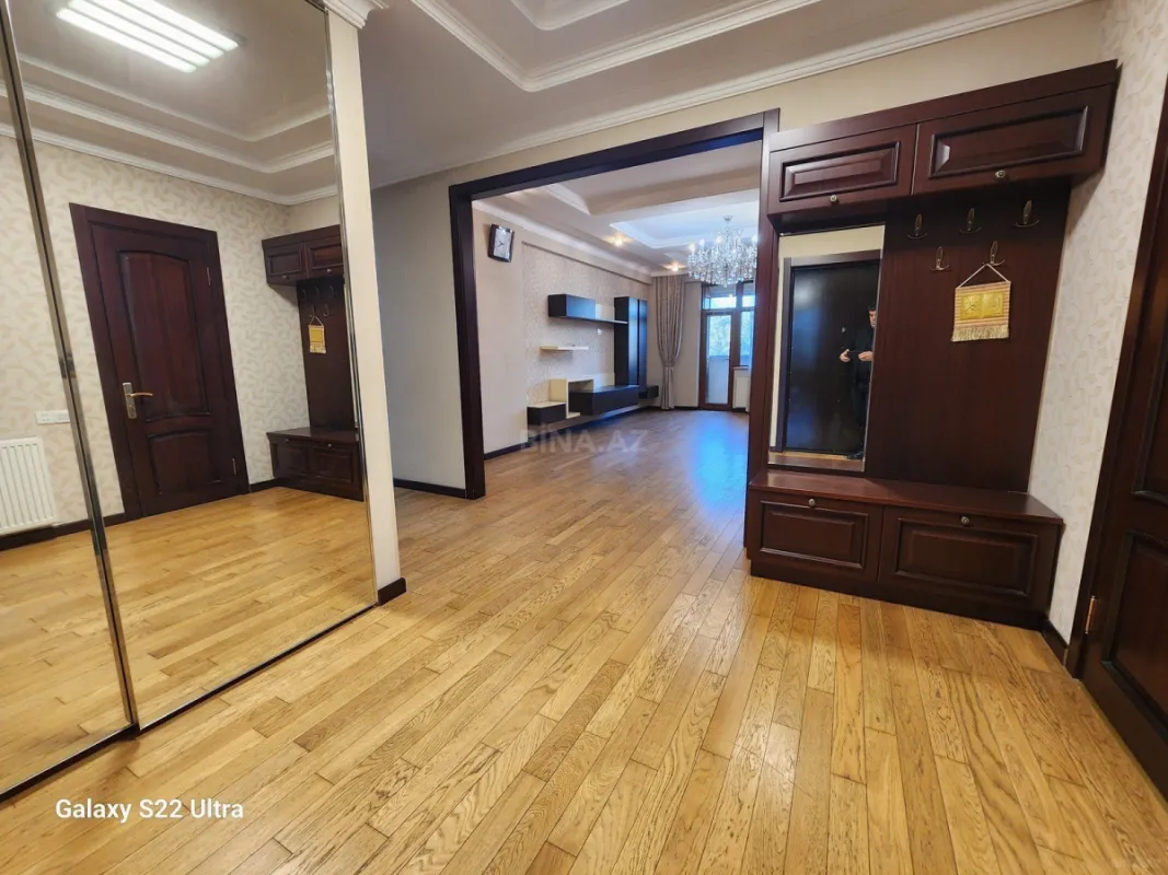 Satılır 3 otaqlı mənzil 141 m²