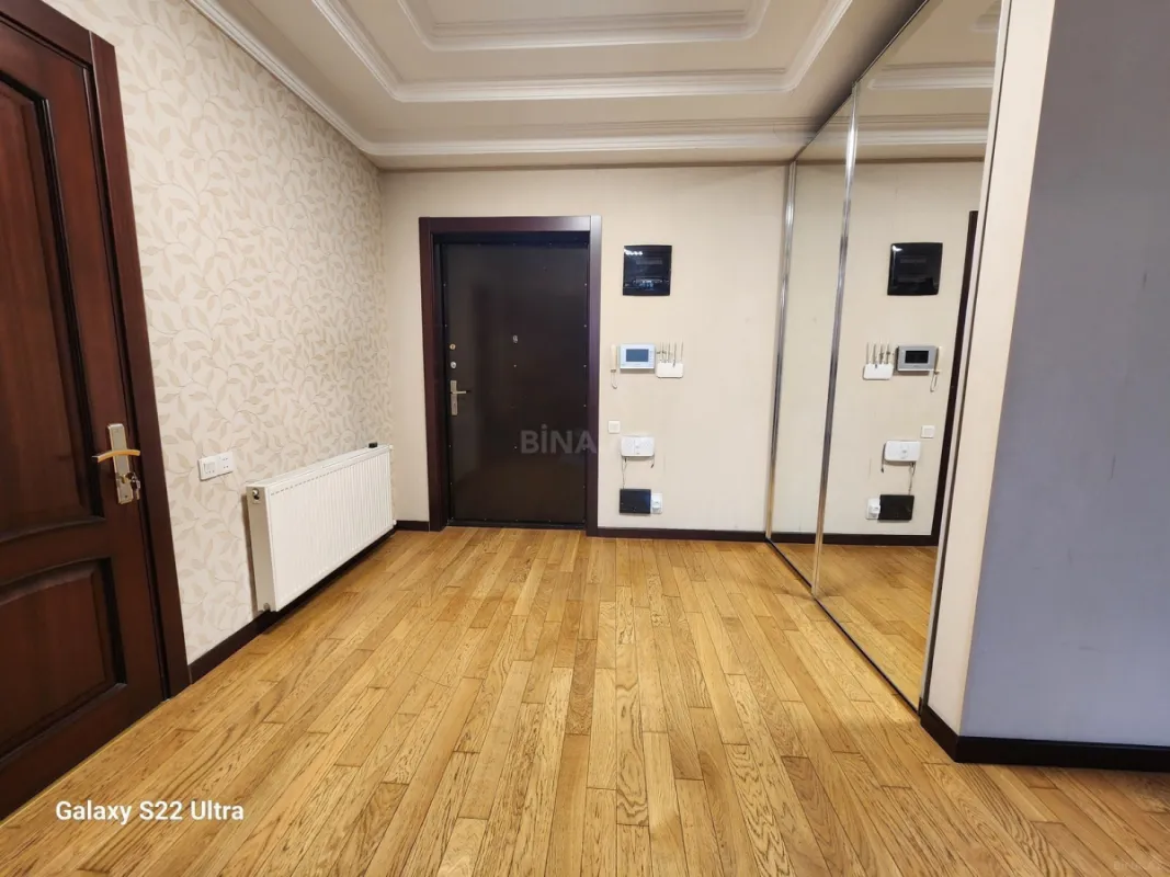 Satılır 3 otaqlı mənzil 141 m²