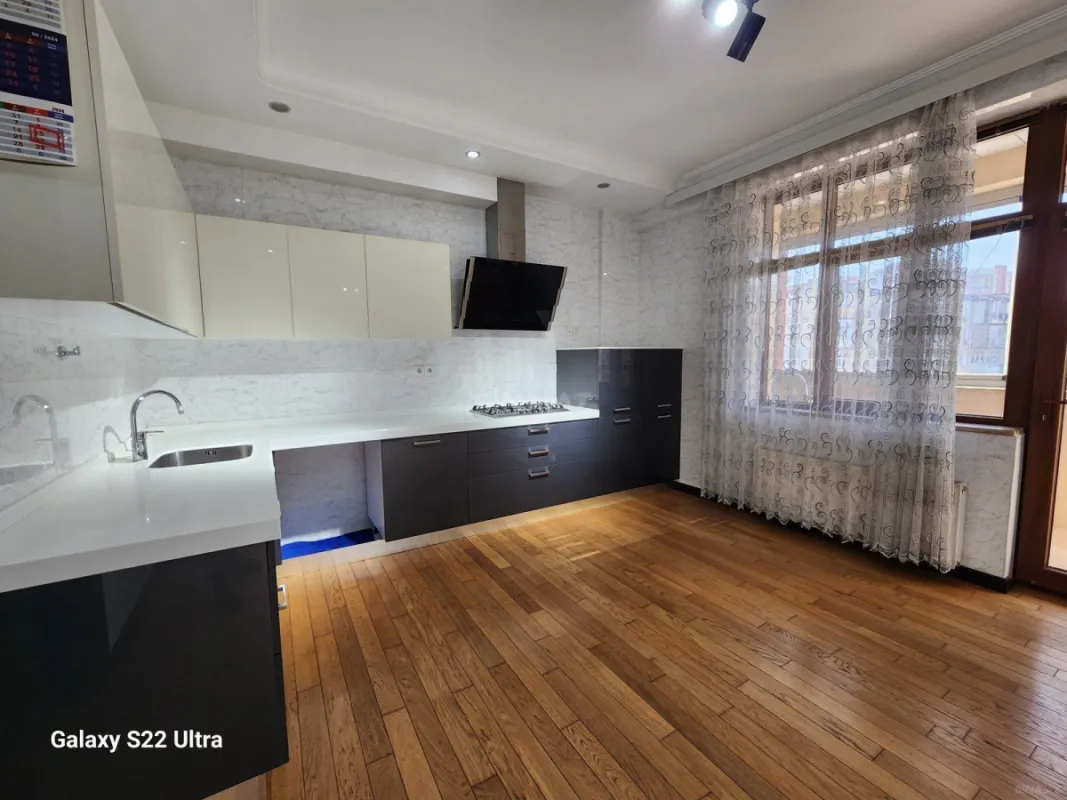 Satılır 3 otaqlı mənzil 141 m²