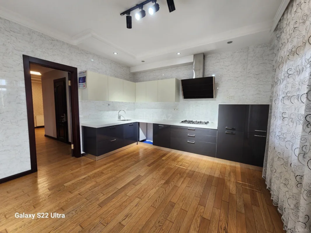 Satılır 3 otaqlı mənzil 141 m²