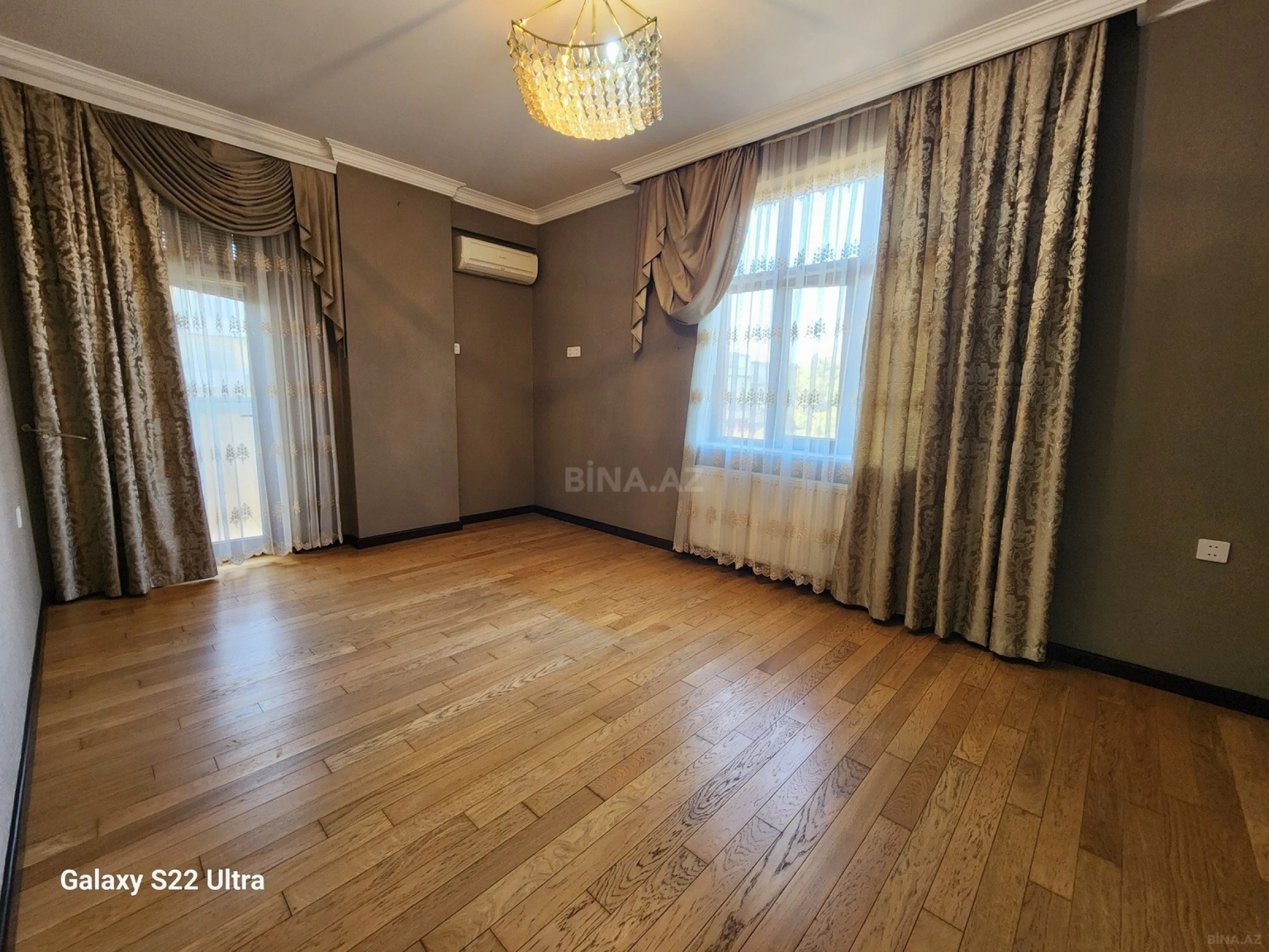 Satılır 3 otaqlı mənzil 141 m²
