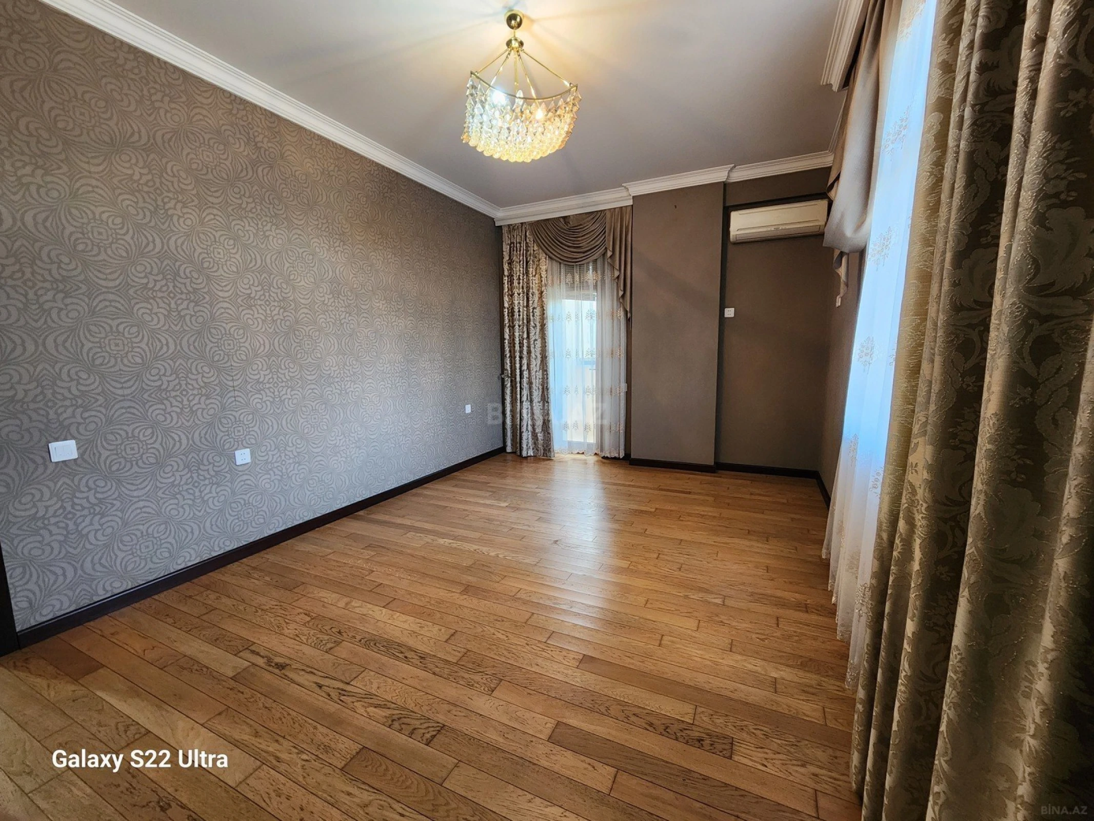 Satılır 3 otaqlı mənzil 141 m²
